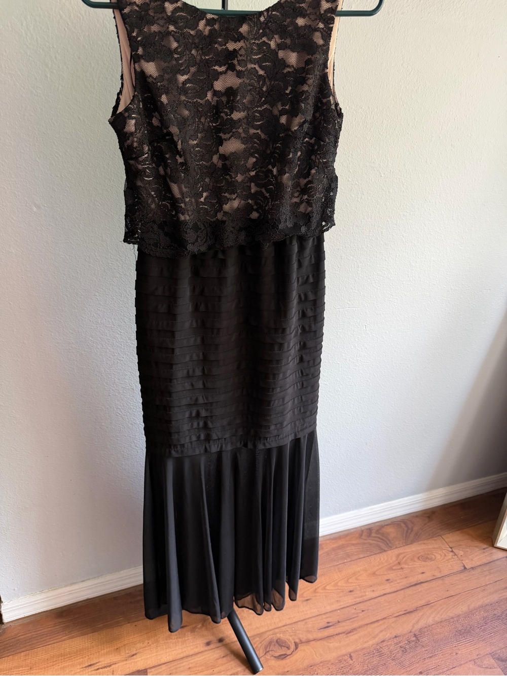 Elegant Black Lace Overlay Evening Dress - Brand Unspecified